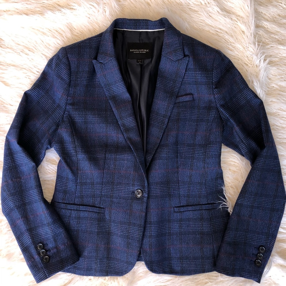 Banana Republic Lightweight Blue Blazer. 6 petite